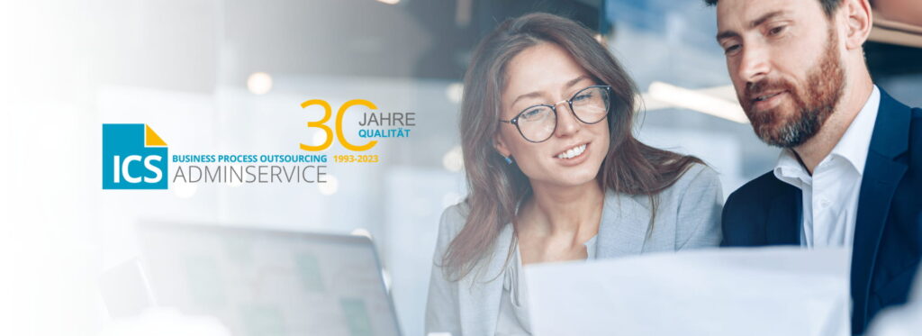 Abbildung: Beratungssituation mit zwei Geschäftsleuten am PC