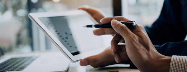 Abbildung: Buchhaltung - Betriebswirtschaftliche Auswertungen auf einem Tablet