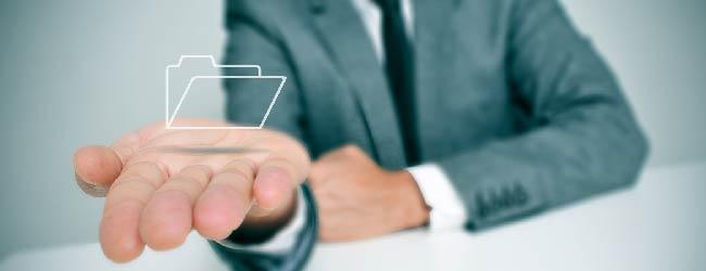 Abbildung: Hand mit digitalem Dokument