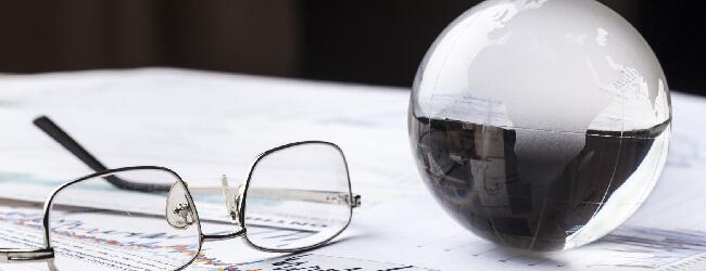 Abbildung: Brille und Weltglaskugel