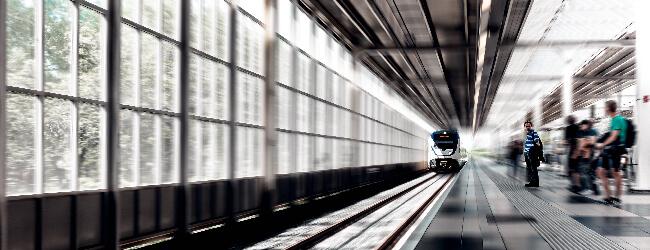 Abbildung: einfahrender Zug am Bahnsteig