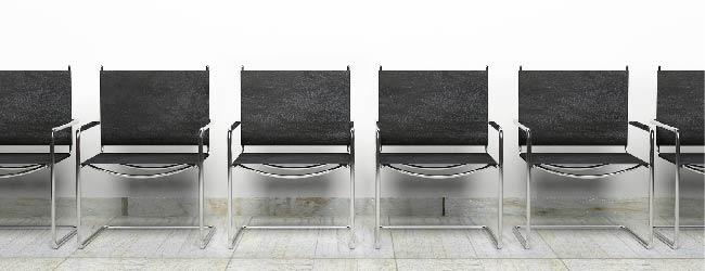 Abbildung: leere Stuhlreihe