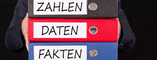 Abbildung: Aktenordner mit Aufschriften Zahlen, Daten, Fakten
