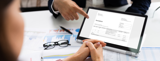 Abbildung: Kreditorenbuchhaltung - Buchhalter überprüft Rechnung