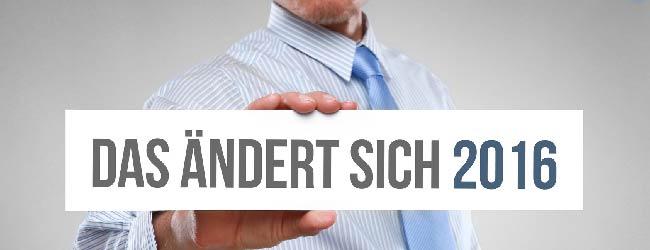 Abbildung: Mann zeigt Schild mit Aufschrift Das aendert sich 2016