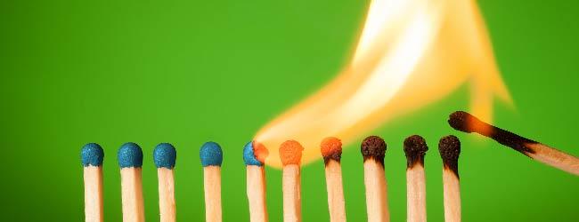 Abbildung: brennende Steichhoelzer