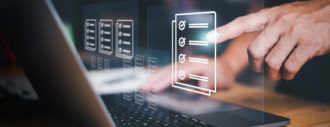 Abbildung: Geschäftsleute überprüfen am Laptop Verfahren anhand von Dokumenten, die Checkbox-Listen, Verhaltensregeln, Regeln und Richtlinien, regulatorische Dokumente des Unternehmens, Geschäftsbedingungen enthalten.