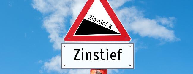 Abbildung: Verkehrsschild mit Aufschrift Zinstief