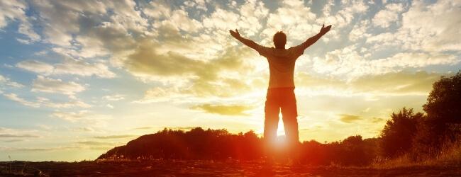 Abbildung: Mann unter freiem Himmel im Sonnenuntergang