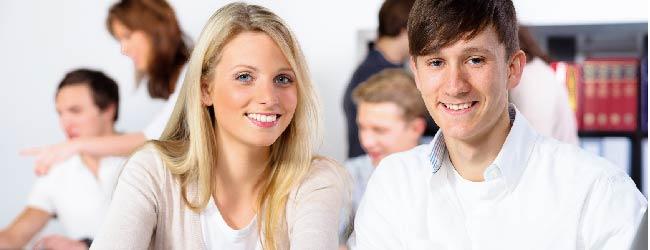 Abbildung: junge Frau und junger Mann laechelnd