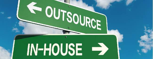 Abbildung: Wegweiser outsource und in-house