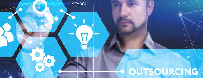 Abbildung: Geschaeftsmann skizziert Outsourcing-Strategie