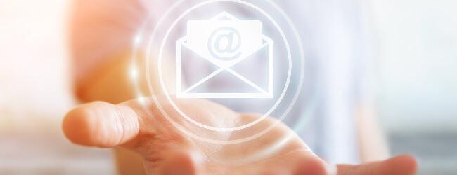 Abbildung: Hand mit Symbol für digitale Post