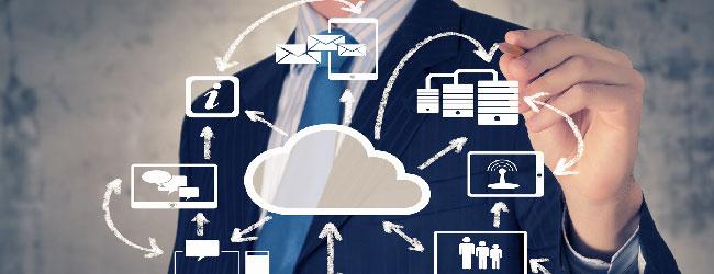 Abbildung: Mann zeigt Moeglichkeiten Cloud