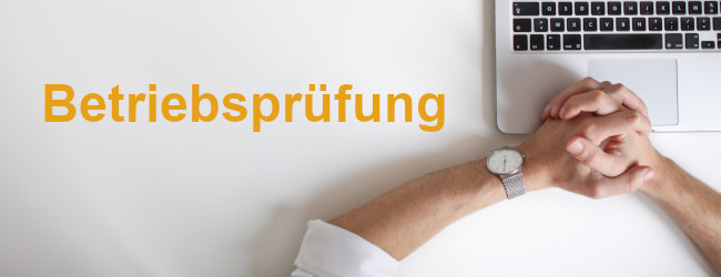 Abbildung: Geschäftsmann vor Laptop - Betriebsprüfung