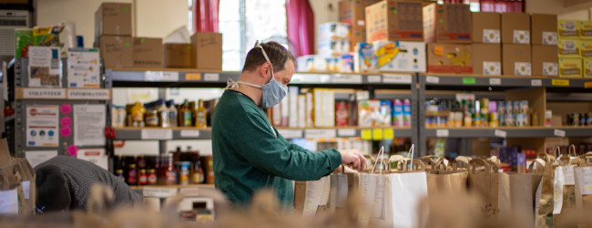 Abbildung: Mann bereitet Sachspenden in Lebensmittellager vor