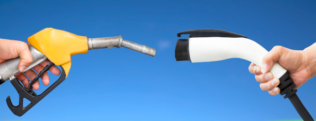 Abbildung: Elektroautos und Benzinautos, Hand, die zapfsäule und stromanschluss zum tanken hält