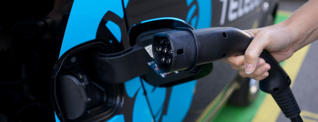 Abbildung: Laden eines E-Autos - Steuerbefreiung