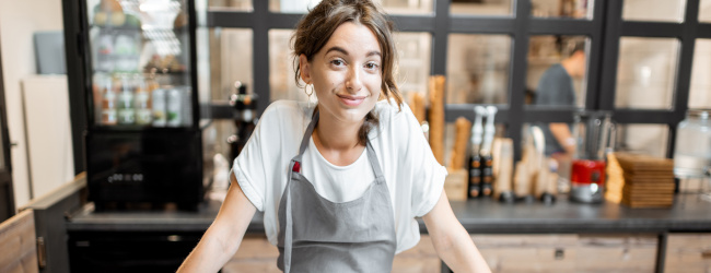 Ferienjob, junge Frau arbeitet an der Theke einer Eisdiele