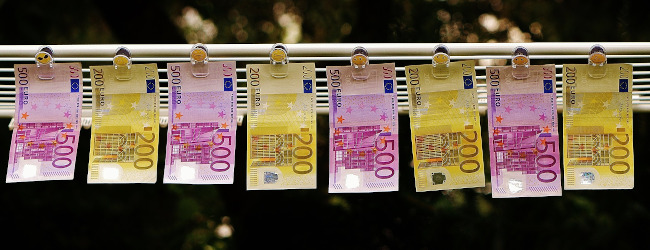 Abbildung: Geldscheine in Reihe aufgehängt