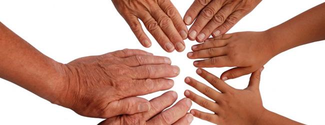 Abbildung: Haende von Menschen unterschiedlichen Alters