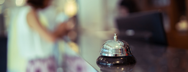 Arbeit an Sonn- und Feiertagen, Glocke an der Rezeption eines Hotels