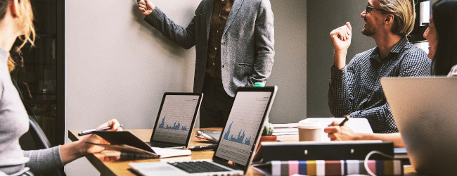 Abbildung: Personen beraten an Computerbildschirmen Finanzlage