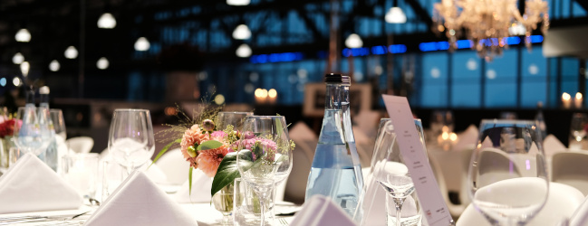 Abbildung: Gedeckter Tisch im Restaurant für eine Firmenfeier