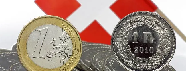 Abbildung: 1 Eurostueck und 1 Stueck Schweizer Franken