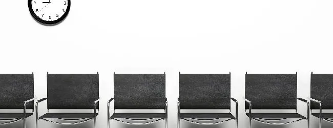 Abbildung: leere Stuhlreihe