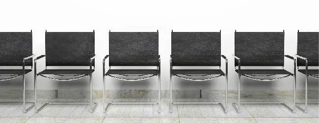 Abbildung: leere Stuhlreihe