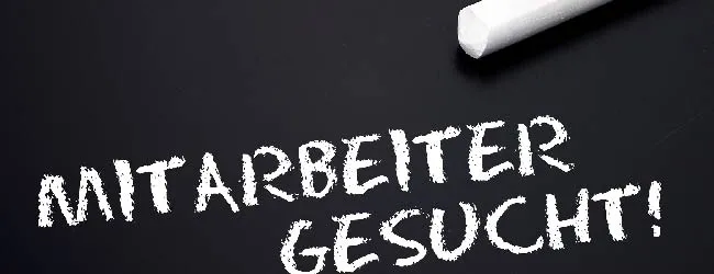 Abbildung: Tafel mit Schriftzug Mitarbeiter gesucht