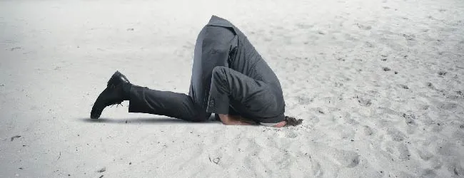 Abbildung: Mann steckt Kopf in den Sand