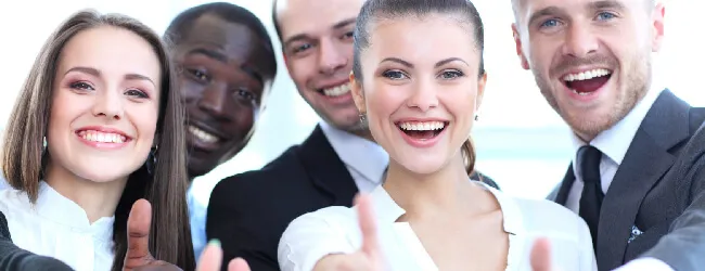 Abbildung: junge froehliche Menschen zeigen Daumen hoch