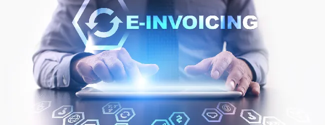 Abbildung: Geschaeftsmann arbeitet an Tablet